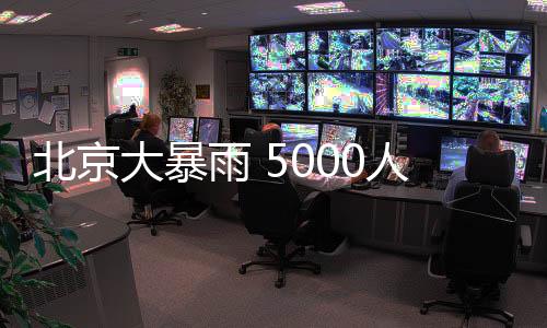 一些车辆被冲至洪水中